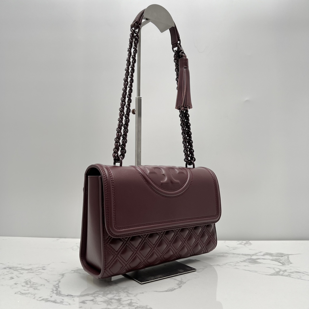 Tory Burch ～TB羊皮车格款7新版 官网再度来袭，新版改进了侧面锁线让空间更加宽敞与便捷，扣合方式采用今年流行的镏金logo扣子