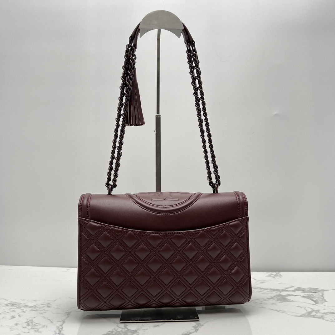 Tory Burch ～TB羊皮车格款7新版 官网再度来袭，新版改进了侧面锁线让空间更加宽敞与便捷，扣合方式采用今年流行的镏金logo扣子