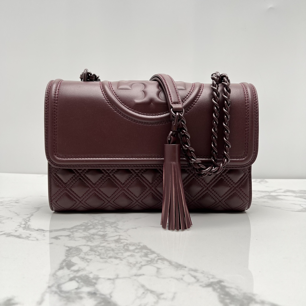Tory Burch ～TB羊皮车格款7新版 官网再度来袭，新版改进了侧面锁线让空间更加宽敞与便捷，扣合方式采用今年流行的镏金logo扣子