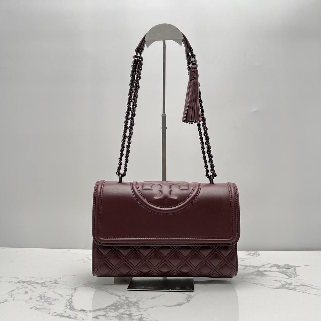 Tory Burch ～TB羊皮车格款7新版 官网再度来袭，新版改进了侧面锁线让空间更加宽敞与便捷，扣合方式采用今年流行的镏金logo扣子