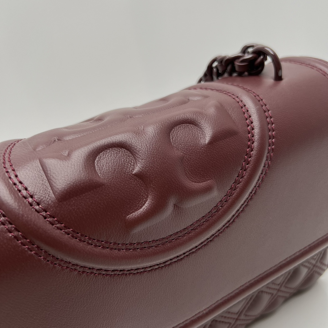 Tory Burch ～TB羊皮车格款7新版 官网再度来袭，新版改进了侧面锁线让空间更加宽敞与便捷，扣合方式采用今年流行的镏金logo扣子