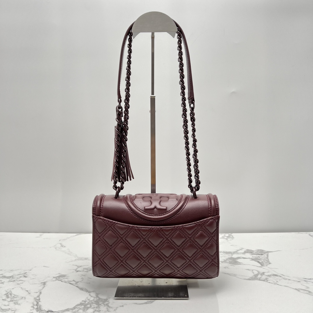 Tory Burch ～TB羊皮车格款7新版 官网再度来袭，新版改进了侧面锁线让空间更加宽敞与便捷，扣合方式采用今年流行的镏金logo扣子