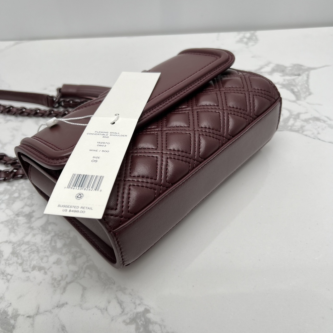 Tory Burch ～TB羊皮车格款7新版 官网再度来袭，新版改进了侧面锁线让空间更加宽敞与便捷，扣合方式采用今年流行的镏金logo扣子