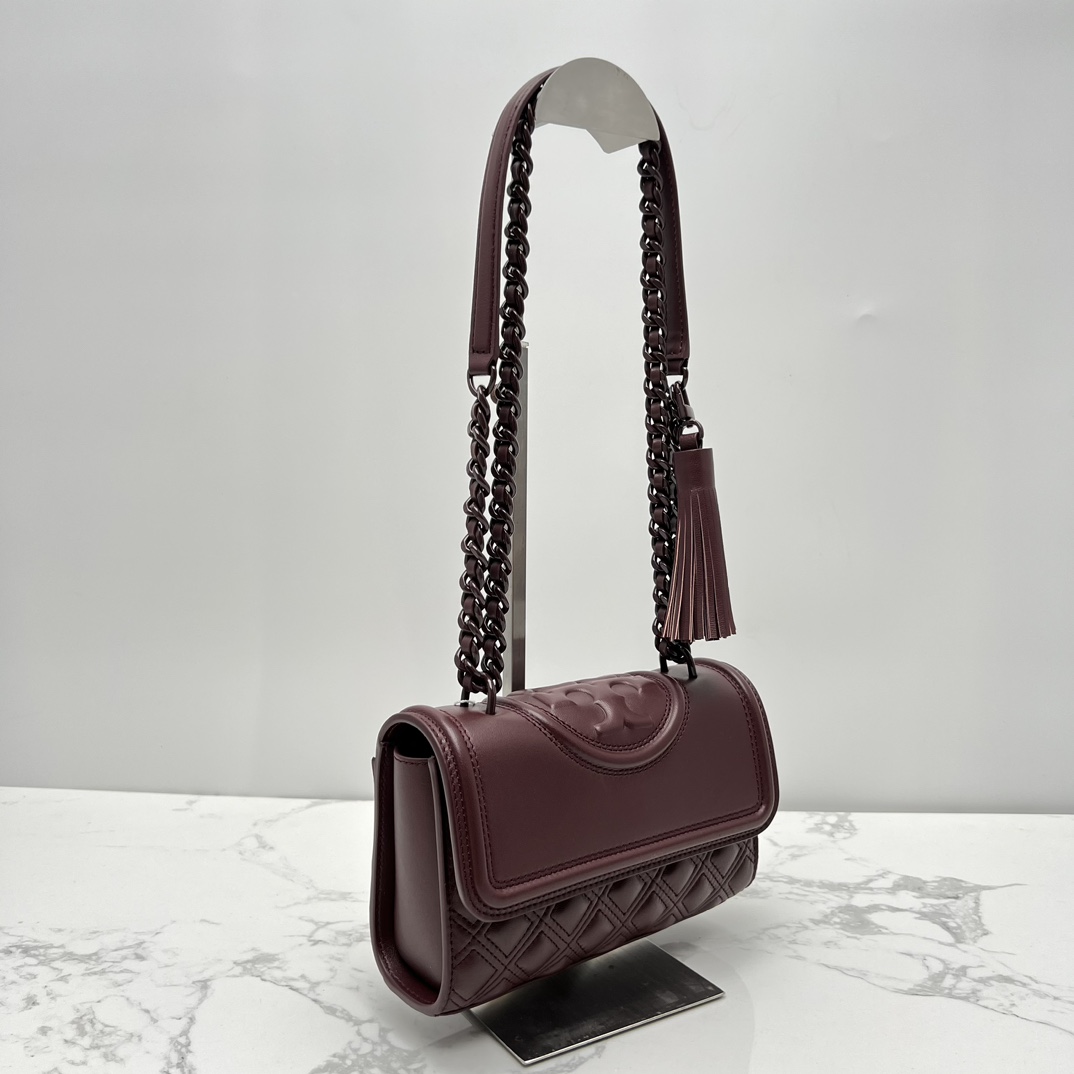 Tory Burch ～TB羊皮车格款7新版 官网再度来袭，新版改进了侧面锁线让空间更加宽敞与便捷，扣合方式采用今年流行的镏金logo扣子