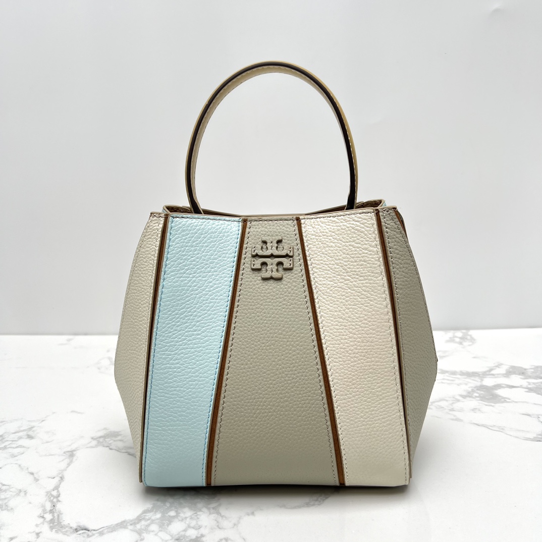 Tory Burch ～McGraw 小号水桶包 精选柔软荔枝纹皮革打造 配以模切工艺的标志性双 T Logo 和手工优雅缝线