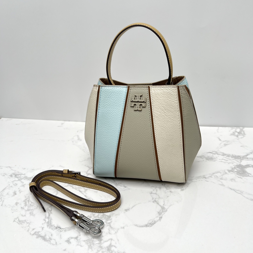 Tory Burch ～McGraw 小号水桶包 精选柔软荔枝纹皮革打造 配以模切工艺的标志性双 T Logo 和手工优雅缝线
