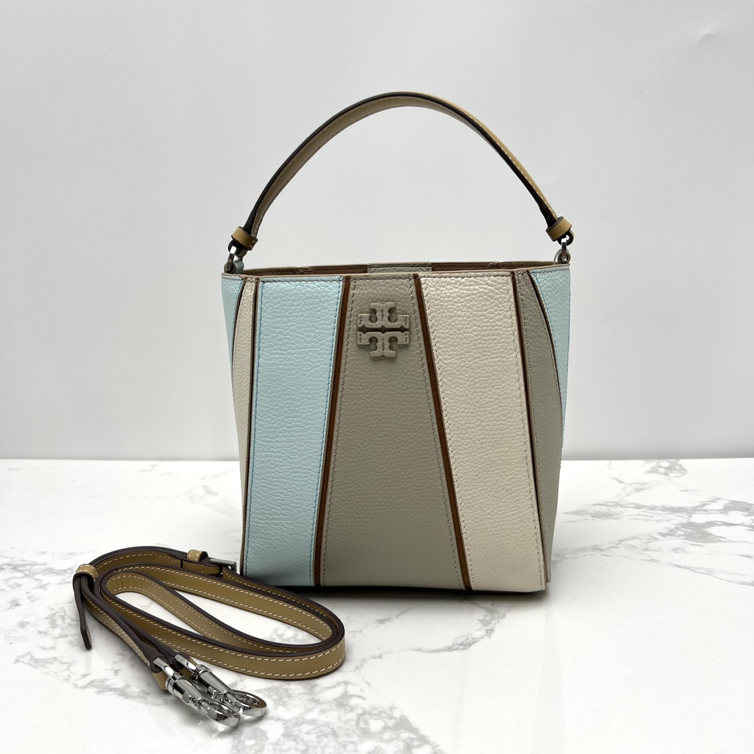 Tory Burch ～McGraw 小号水桶包 精选柔软荔枝纹皮革打造 配以模切工艺的标志性双 T Logo 和手工优雅缝线