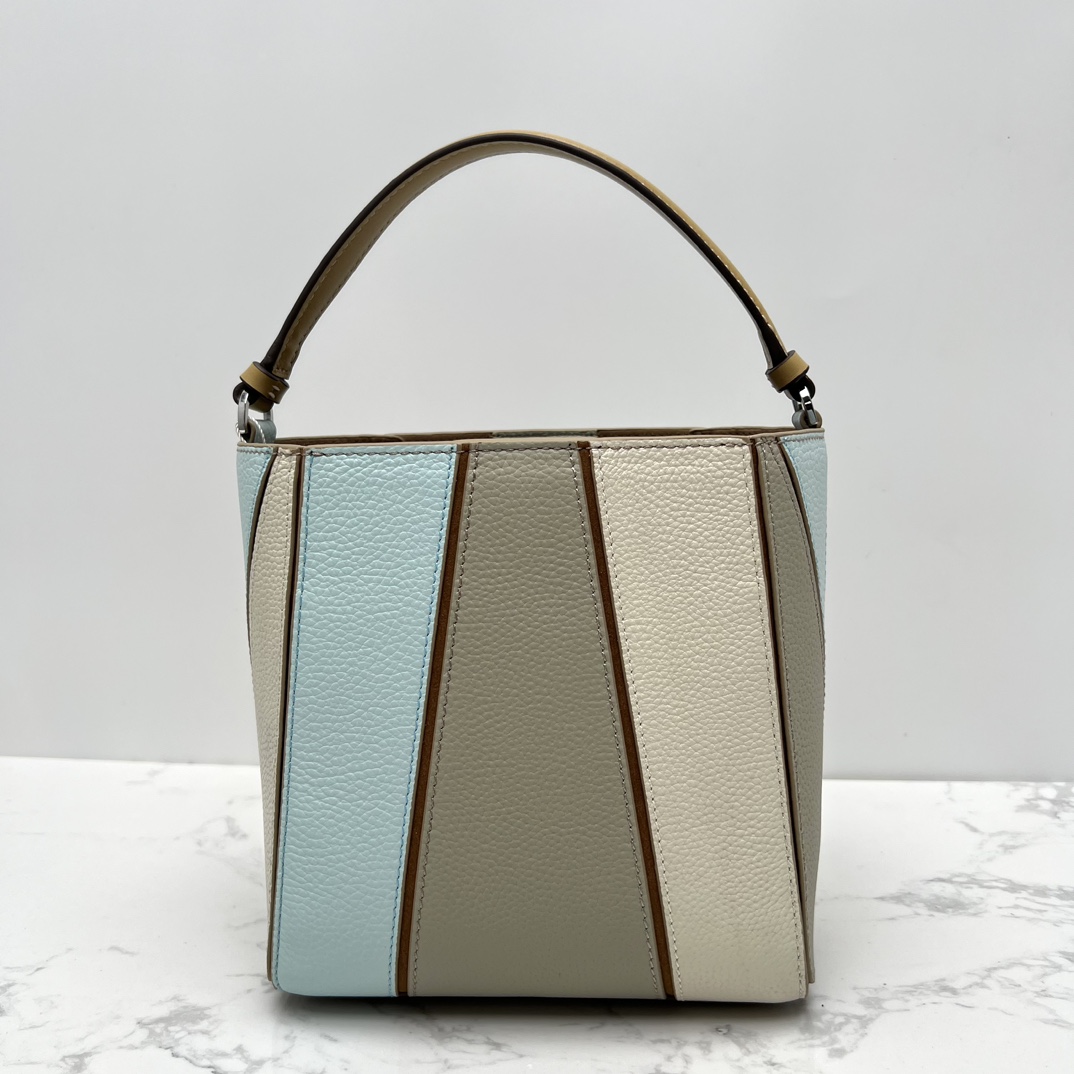 Tory Burch ～McGraw 小号水桶包 精选柔软荔枝纹皮革打造 配以模切工艺的标志性双 T Logo 和手工优雅缝线