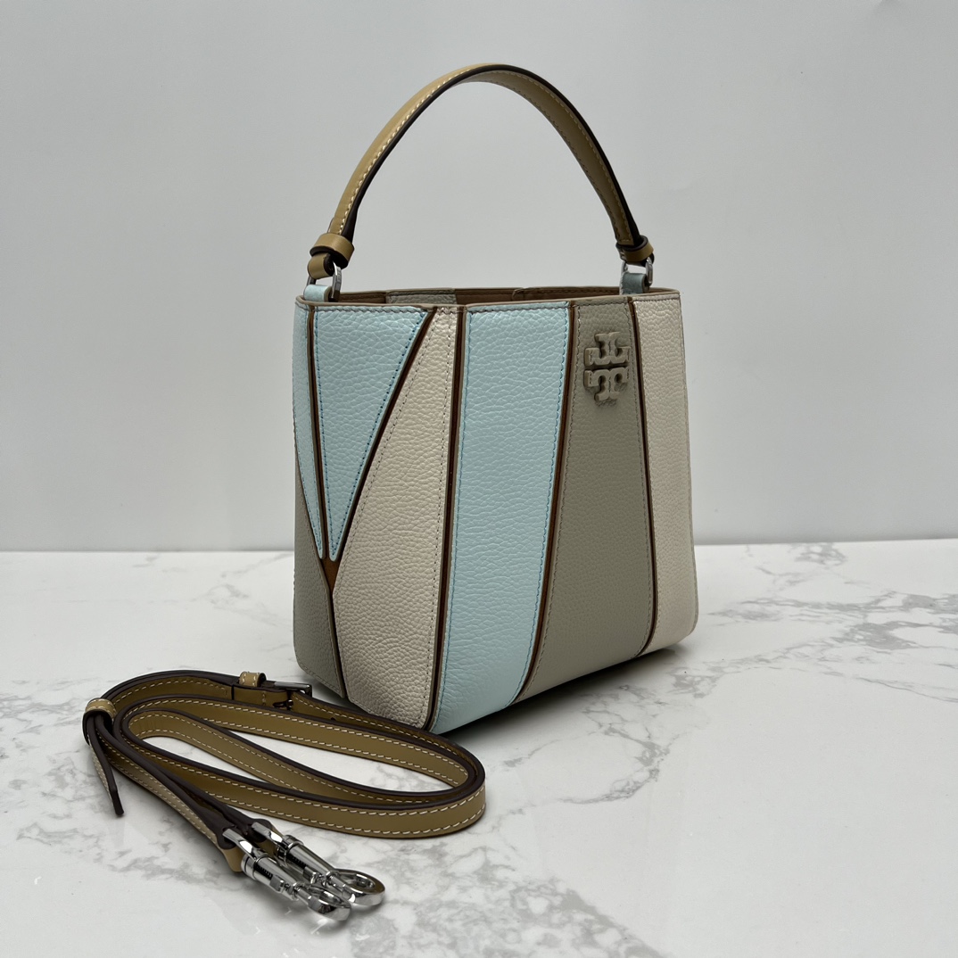 Tory Burch ～McGraw 小号水桶包 精选柔软荔枝纹皮革打造 配以模切工艺的标志性双 T Logo 和手工优雅缝线