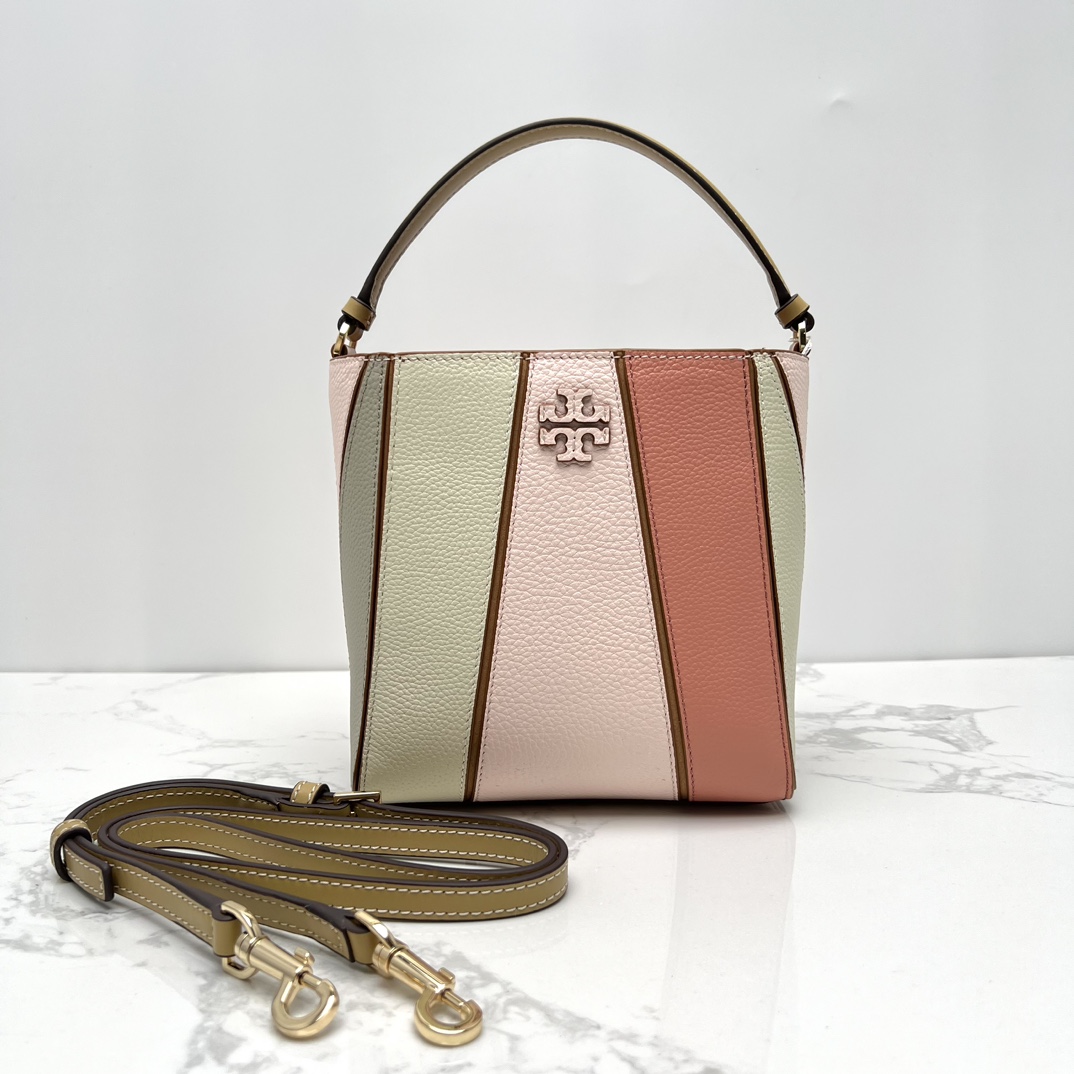 Tory Burch ～McGraw 小号水桶包 精选柔软荔枝纹皮革打造 配以模切工艺的标志性双 T Logo 和手工优雅缝线
