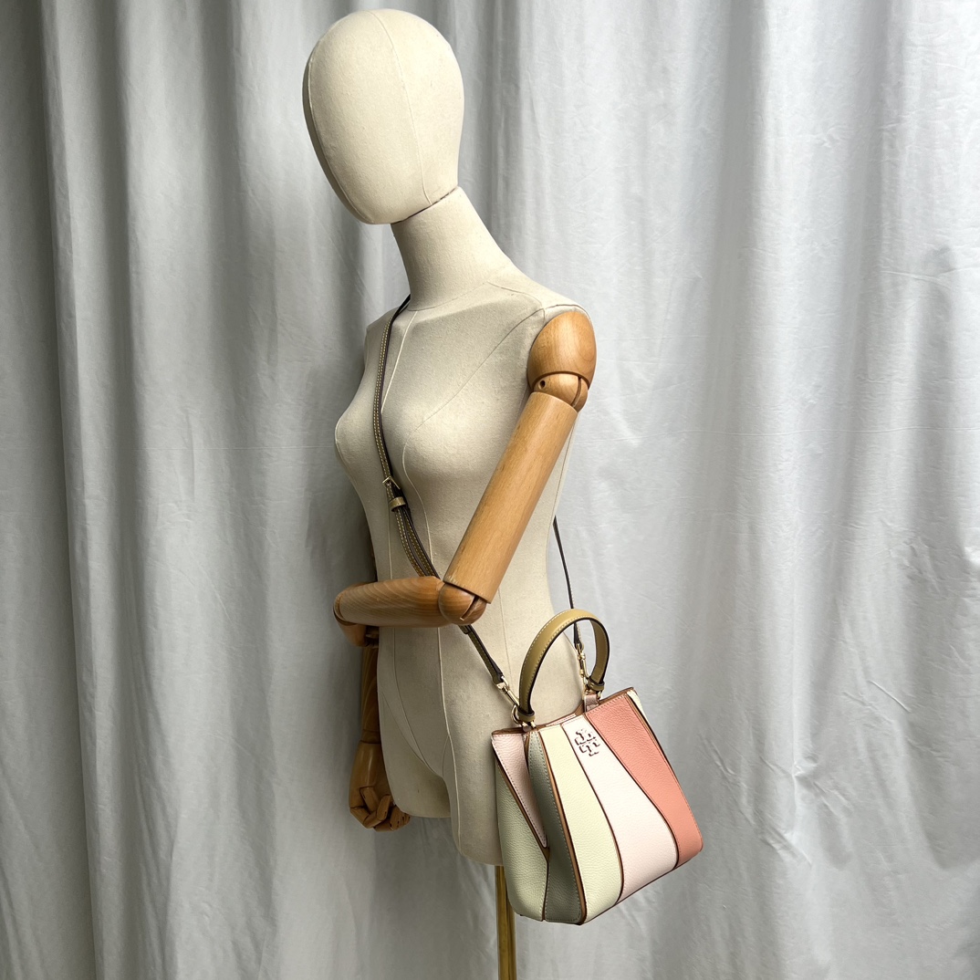 Tory Burch ～McGraw 小号水桶包 精选柔软荔枝纹皮革打造 配以模切工艺的标志性双 T Logo 和手工优雅缝线