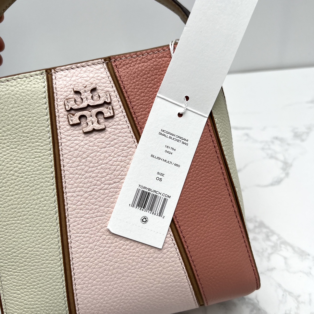 Tory Burch ～McGraw 小号水桶包 精选柔软荔枝纹皮革打造 配以模切工艺的标志性双 T Logo 和手工优雅缝线