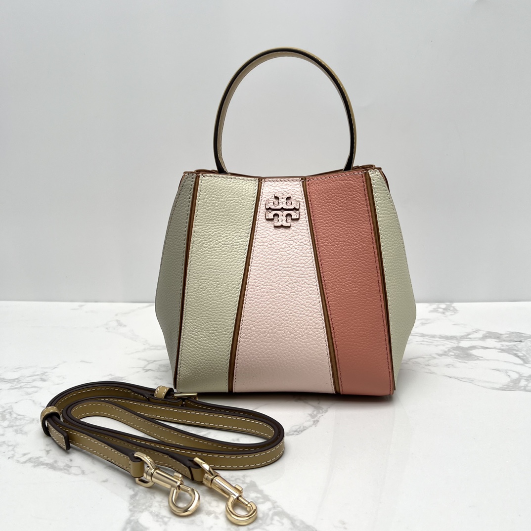 Tory Burch ～McGraw 小号水桶包 精选柔软荔枝纹皮革打造 配以模切工艺的标志性双 T Logo 和手工优雅缝线