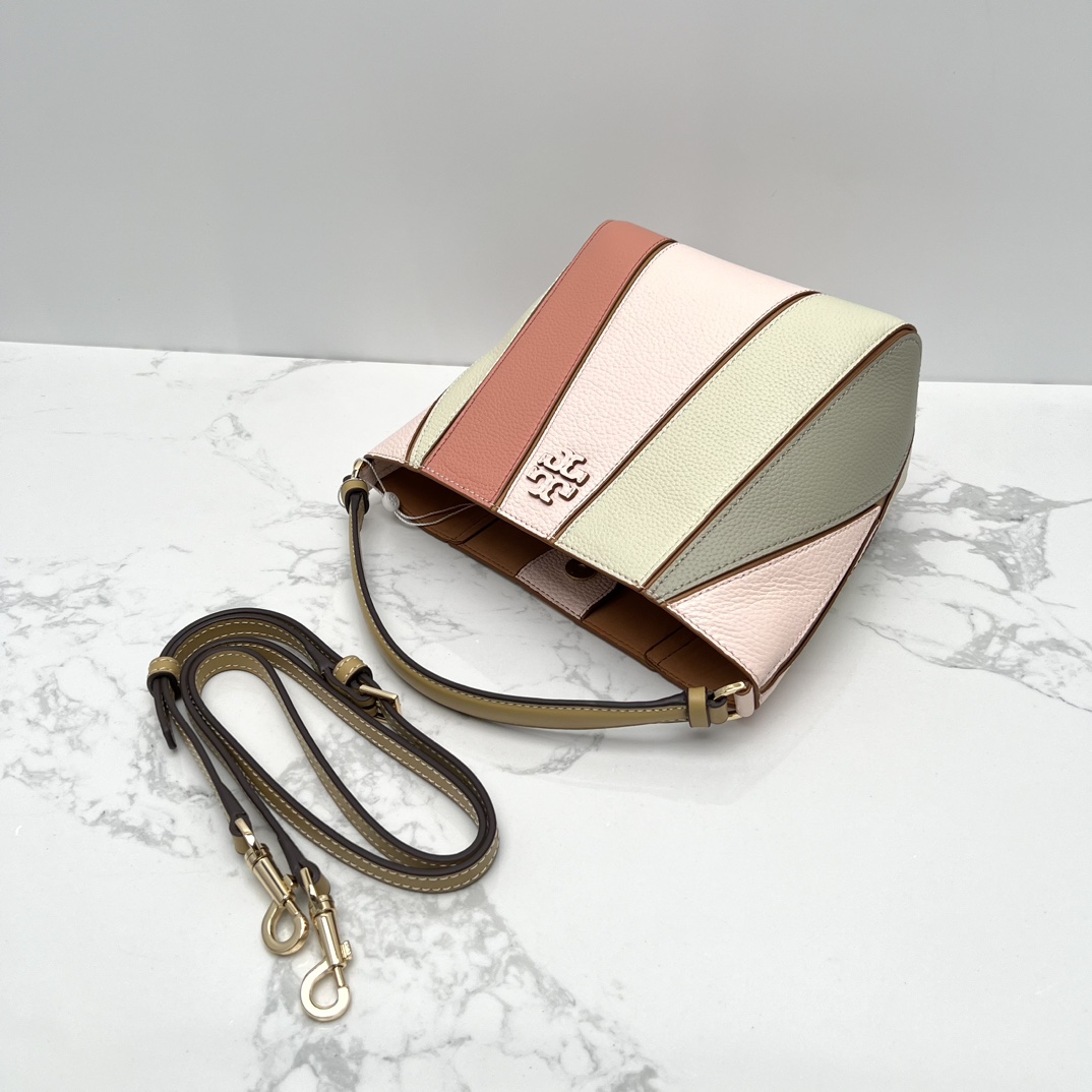 Tory Burch ～McGraw 小号水桶包 精选柔软荔枝纹皮革打造 配以模切工艺的标志性双 T Logo 和手工优雅缝线