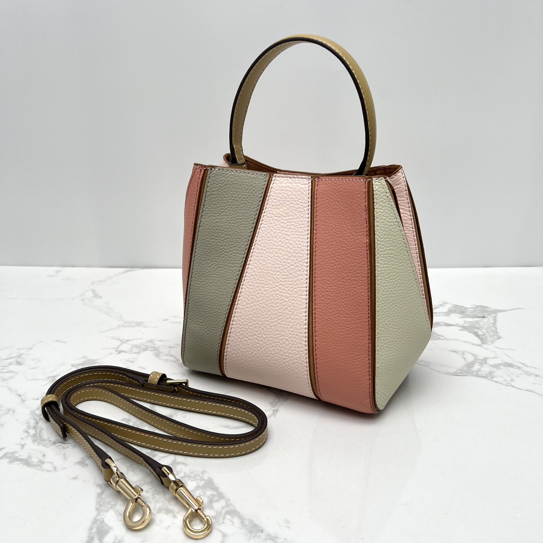 Tory Burch ～McGraw 小号水桶包 精选柔软荔枝纹皮革打造 配以模切工艺的标志性双 T Logo 和手工优雅缝线