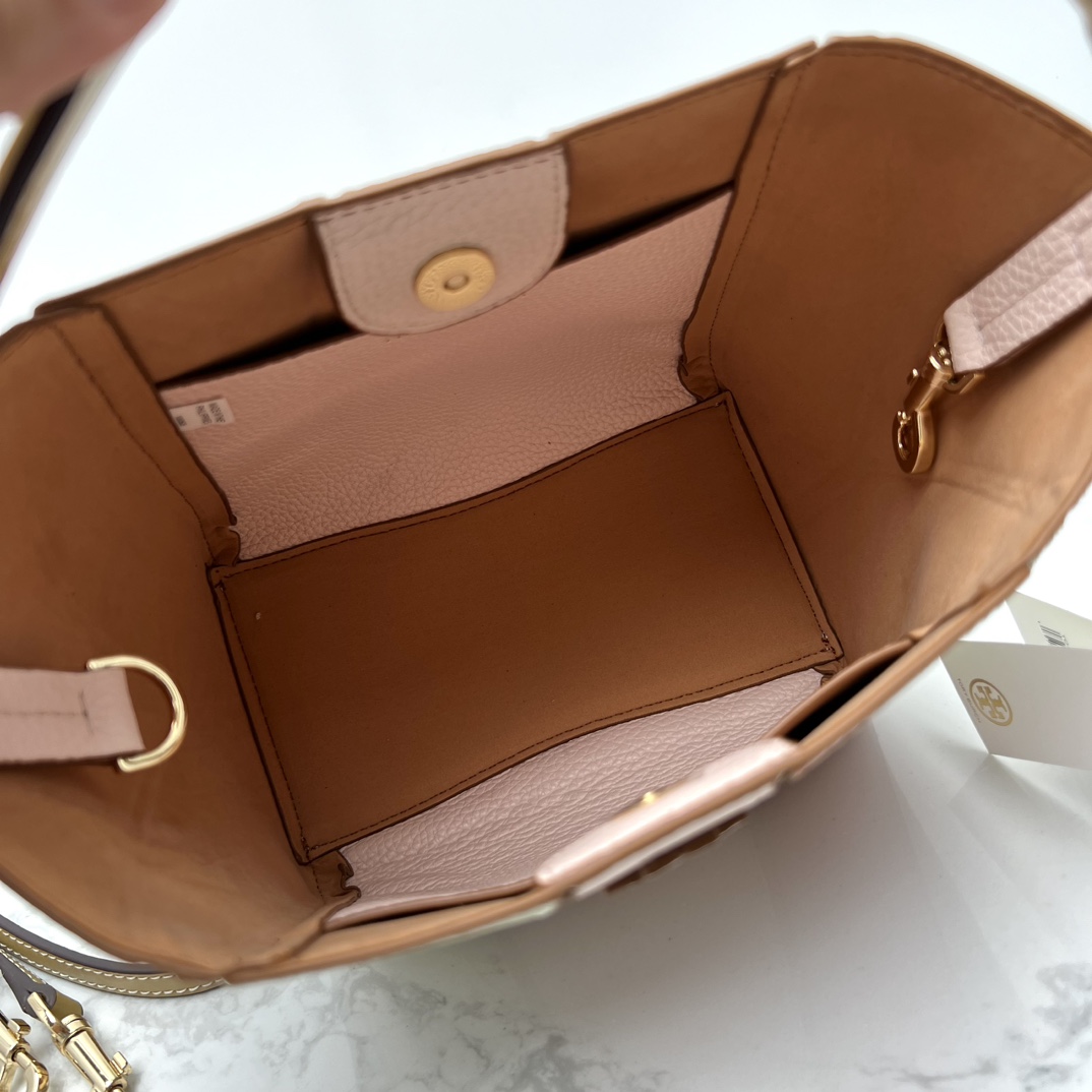 Tory Burch ～McGraw 小号水桶包 精选柔软荔枝纹皮革打造 配以模切工艺的标志性双 T Logo 和手工优雅缝线