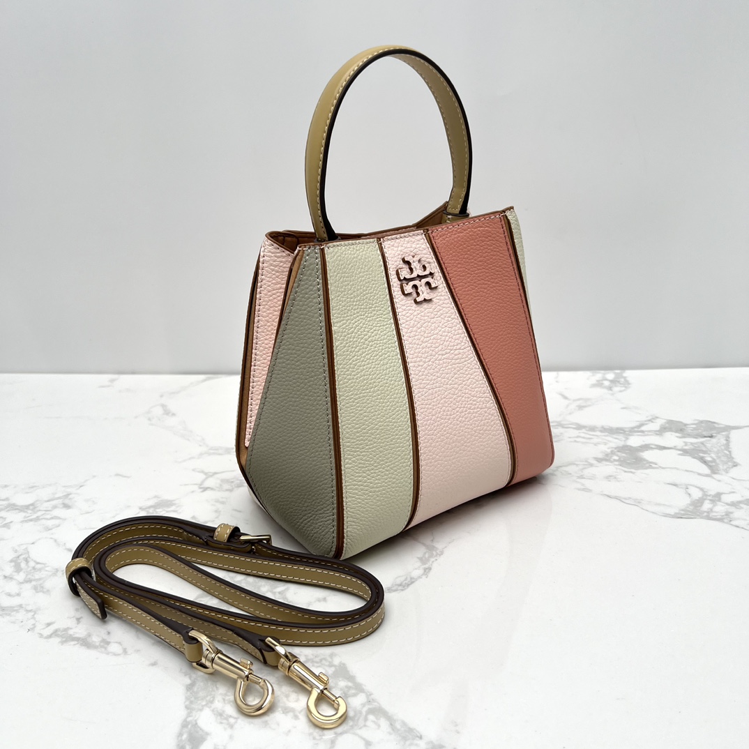 Tory Burch ～McGraw 小号水桶包 精选柔软荔枝纹皮革打造 配以模切工艺的标志性双 T Logo 和手工优雅缝线