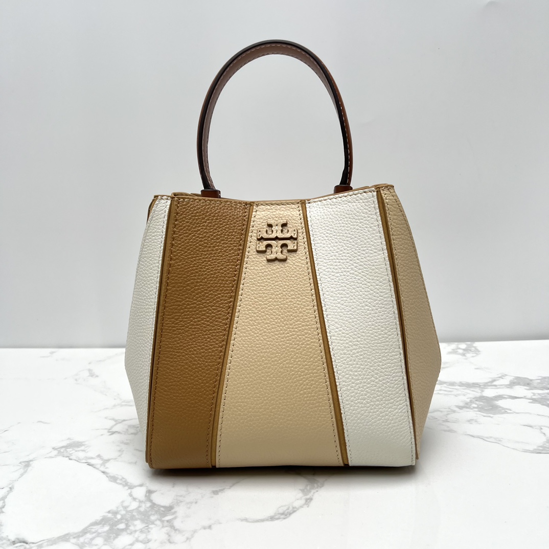 Tory Burch ～McGraw 小号水桶包 精选柔软荔枝纹皮革打造 配以模切工艺的标志性双 T Logo 和手工优雅缝线