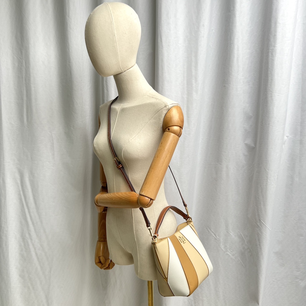 Tory Burch ～McGraw 小号水桶包 精选柔软荔枝纹皮革打造 配以模切工艺的标志性双 T Logo 和手工优雅缝线