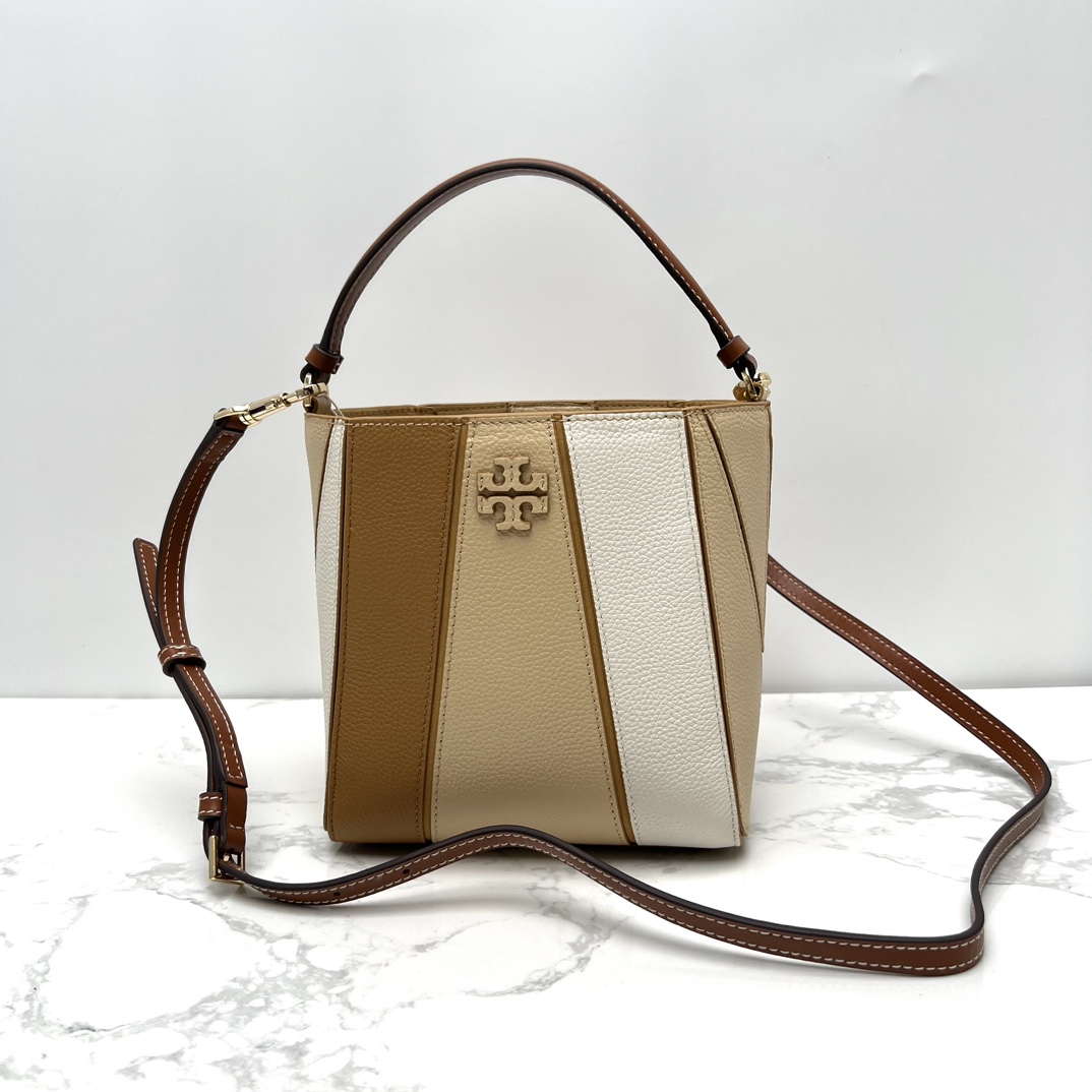Tory Burch ～McGraw 小号水桶包 精选柔软荔枝纹皮革打造 配以模切工艺的标志性双 T Logo 和手工优雅缝线