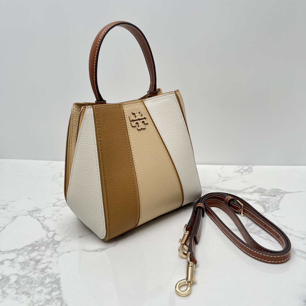 Tory Burch ～McGraw 小号水桶包 精选柔软荔枝纹皮革打造 配以模切工艺的标志性双 T Logo 和手工优雅缝线