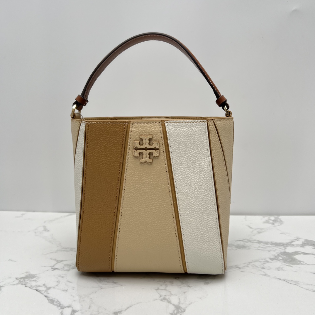 Tory Burch ～McGraw 小号水桶包 精选柔软荔枝纹皮革打造 配以模切工艺的标志性双 T Logo 和手工优雅缝线