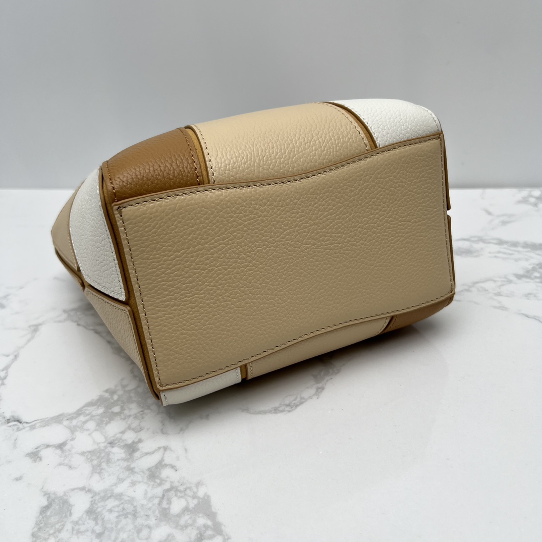 Tory Burch ～McGraw 小号水桶包 精选柔软荔枝纹皮革打造 配以模切工艺的标志性双 T Logo 和手工优雅缝线