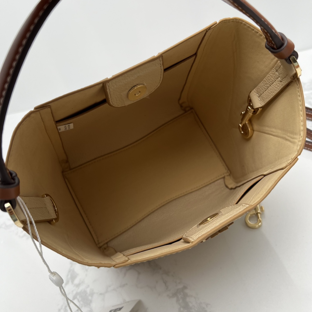Tory Burch ～McGraw 小号水桶包 精选柔软荔枝纹皮革打造 配以模切工艺的标志性双 T Logo 和手工优雅缝线