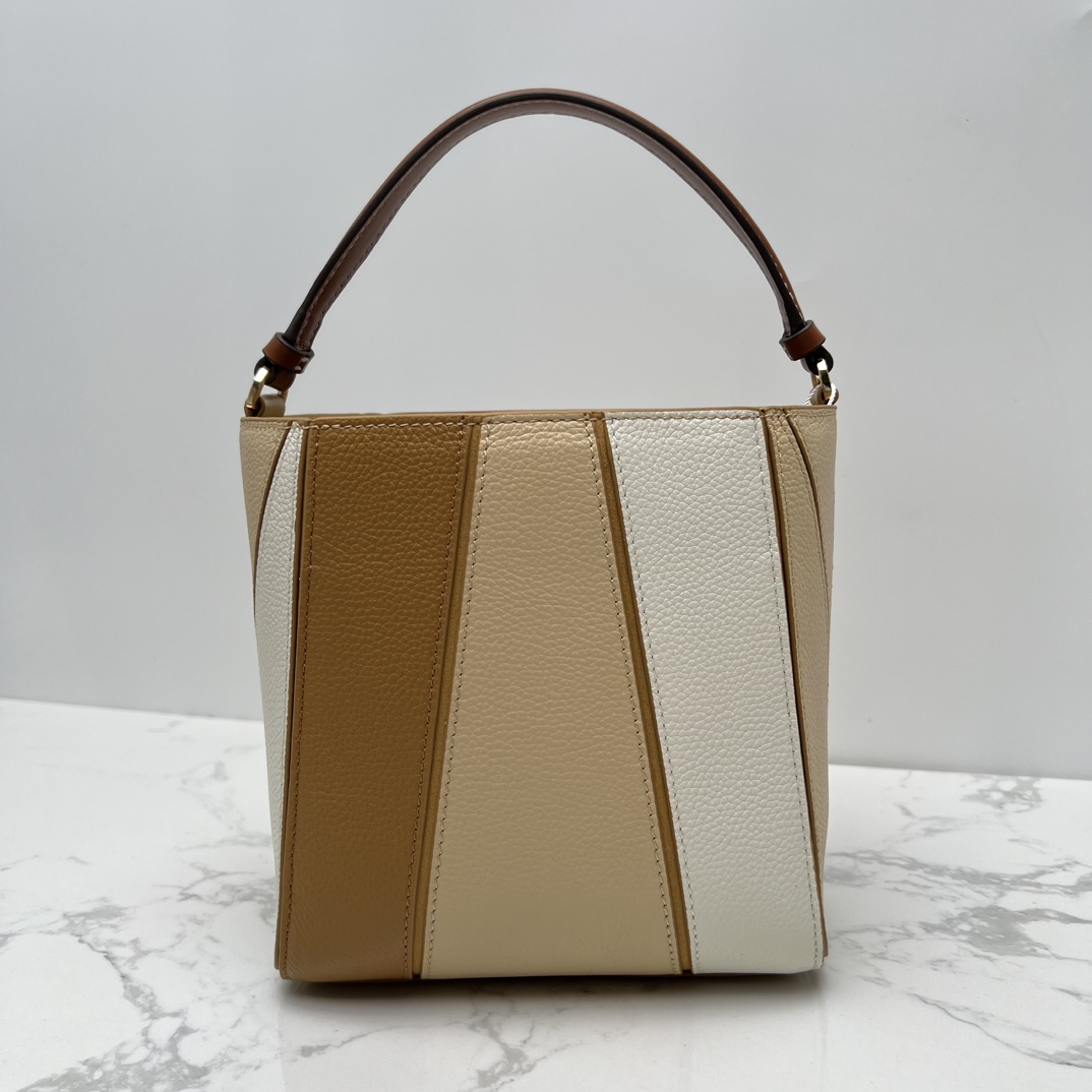 Tory Burch ～McGraw 小号水桶包 精选柔软荔枝纹皮革打造 配以模切工艺的标志性双 T Logo 和手工优雅缝线