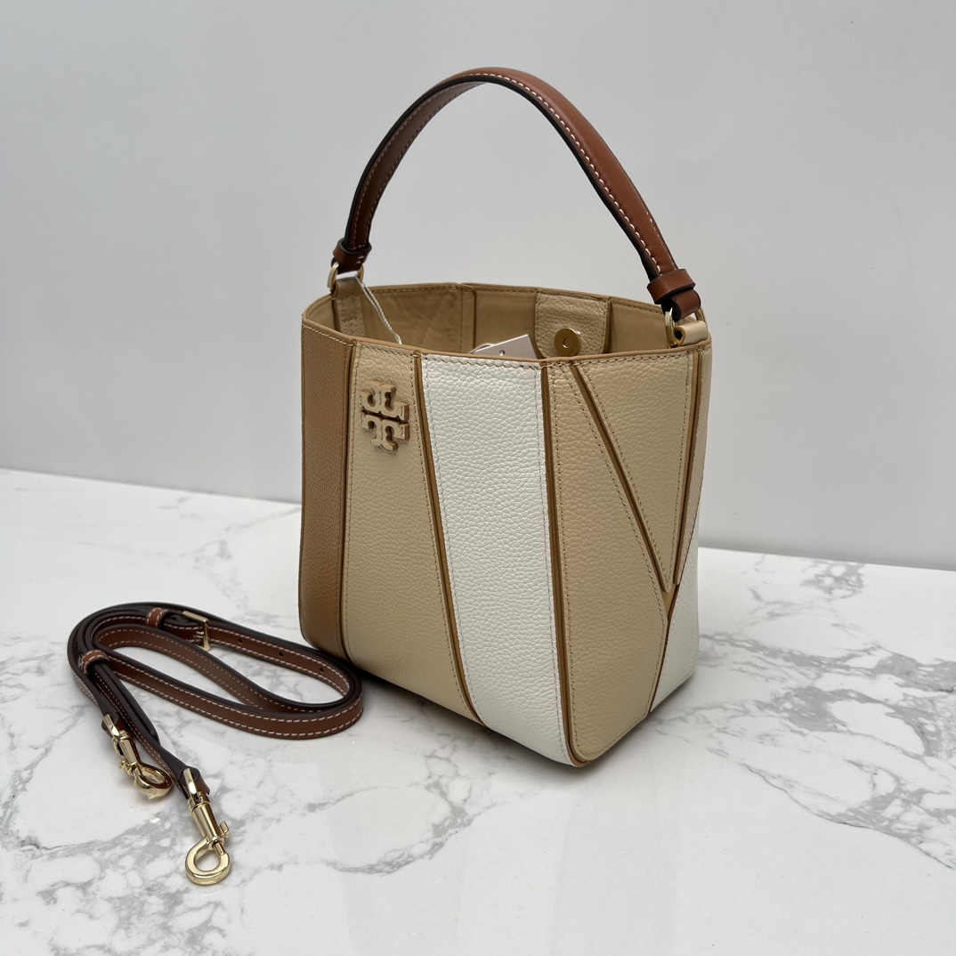 Tory Burch ～McGraw 小号水桶包 精选柔软荔枝纹皮革打造 配以模切工艺的标志性双 T Logo 和手工优雅缝线