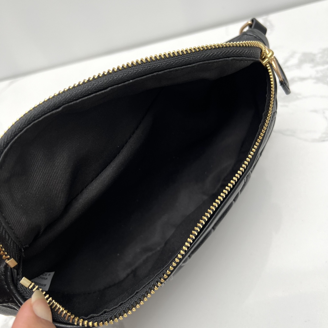 Tory Burch ～最新腰包，Fleming 软皮腰包精选超柔软皮饰有菱形褶裥图案，可用作斜挎包、腰包或单肩包