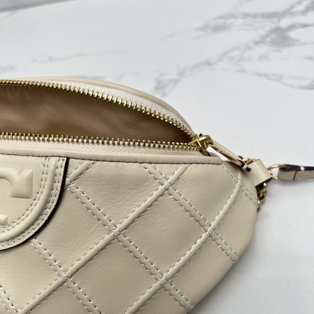 Tory Burch ～最新腰包，Fleming 软皮腰包精选超柔软皮饰有菱形褶裥图案，可用作斜挎包、腰包或单肩包