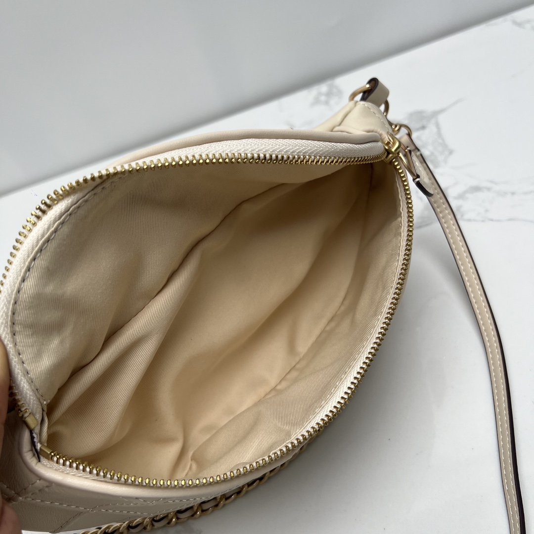 Tory Burch ～最新腰包，Fleming 软皮腰包精选超柔软皮饰有菱形褶裥图案，可用作斜挎包、腰包或单肩包