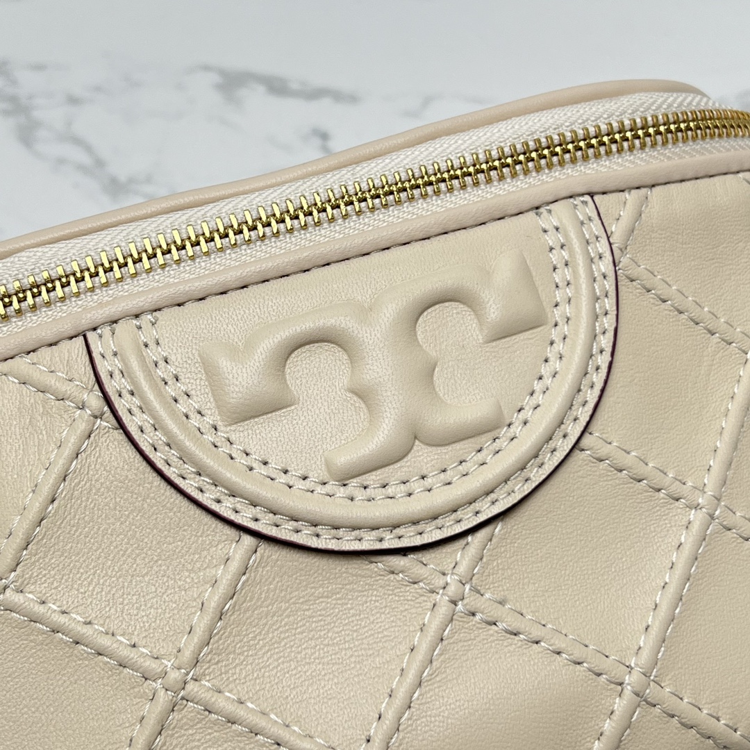 Tory Burch ～最新腰包，Fleming 软皮腰包精选超柔软皮饰有菱形褶裥图案，可用作斜挎包、腰包或单肩包