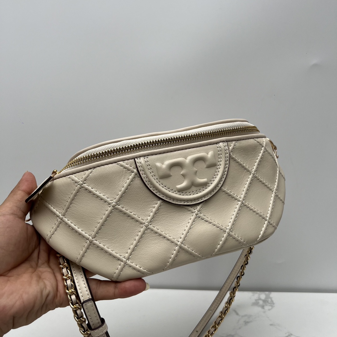 Tory Burch ～最新腰包，Fleming 软皮腰包精选超柔软皮饰有菱形褶裥图案，可用作斜挎包、腰包或单肩包