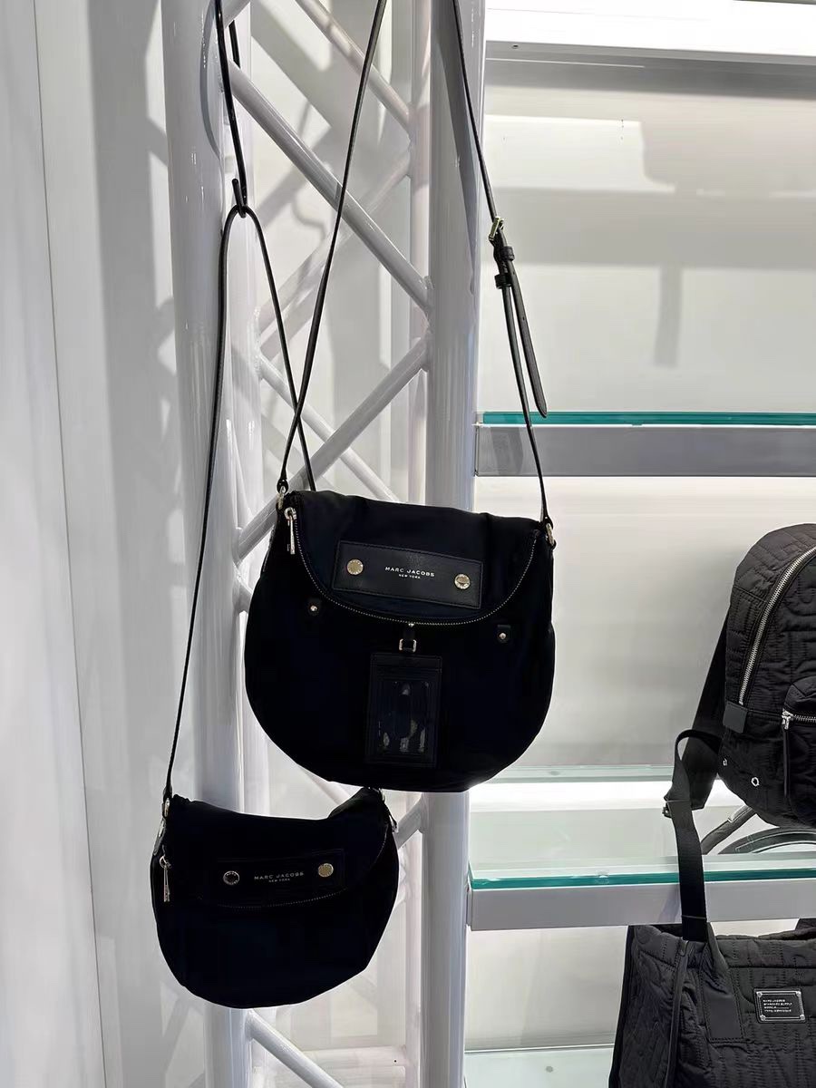 Marc Jacobs ～新款mj纯色大容量防水尼龙布斜跨单肩 牛皮锁头包