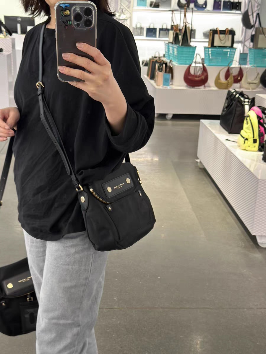 Marc Jacobs ～新款mj纯色大容量防水尼龙布斜跨单肩 牛皮锁头包