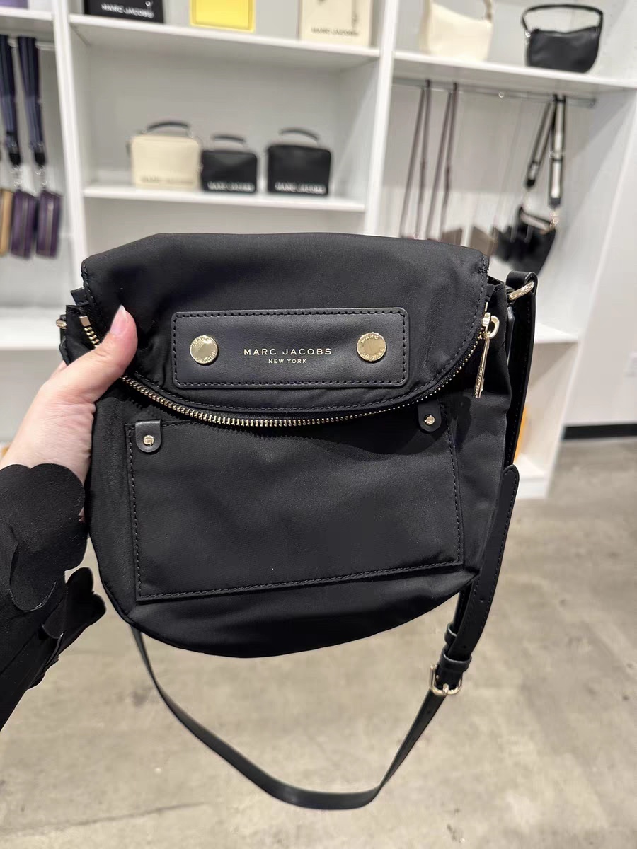 Marc Jacobs ～新款mj纯色大容量防水尼龙布斜跨单肩 牛皮锁头包