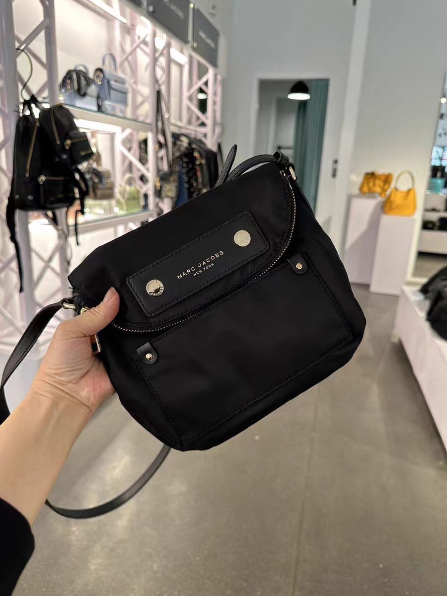 Marc Jacobs ～新款mj纯色大容量防水尼龙布斜跨单肩 牛皮锁头包