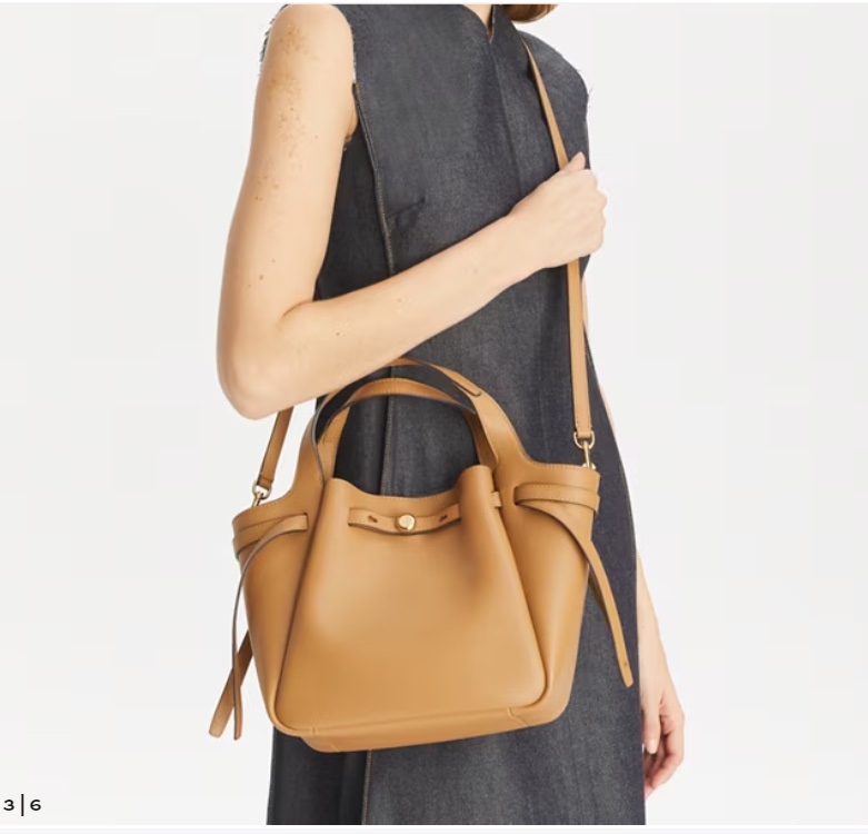 Tory Burch 最新款Tory brunch小罗米托特包采用柔软的卵石纹皮革制成 具有柔和收腰的轮廓