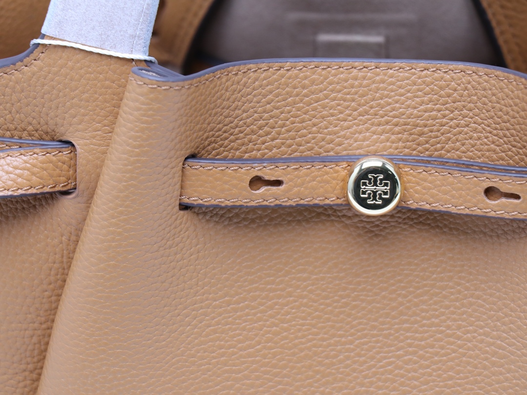 Tory Burch 最新款Tory brunch小罗米托特包采用柔软的卵石纹皮革制成 具有柔和收腰的轮廓