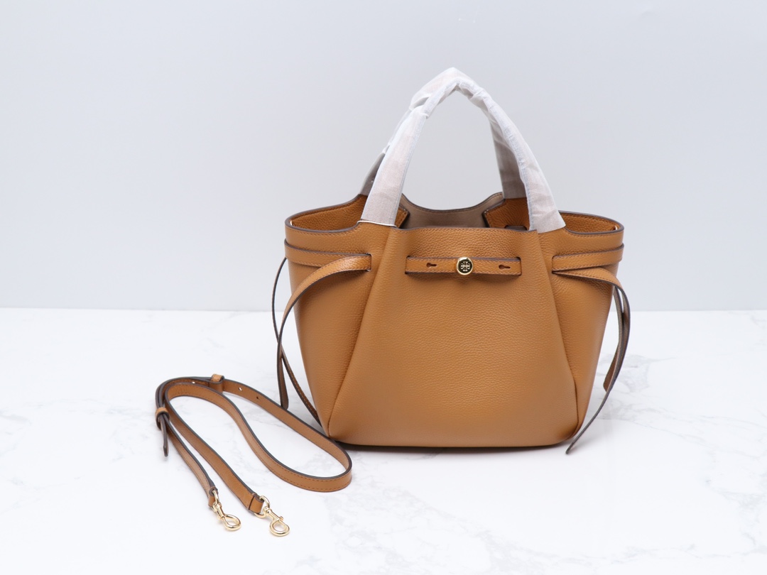 Tory Burch 最新款Tory brunch小罗米托特包采用柔软的卵石纹皮革制成 具有柔和收腰的轮廓