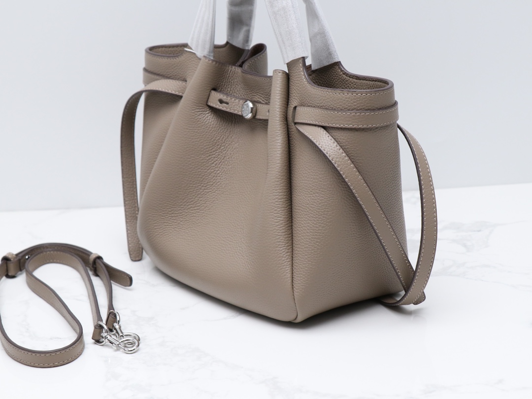 Tory Burch 最新款Tory brunch小罗米托特包采用柔软的卵石纹皮革制成 具有柔和收腰的轮廓