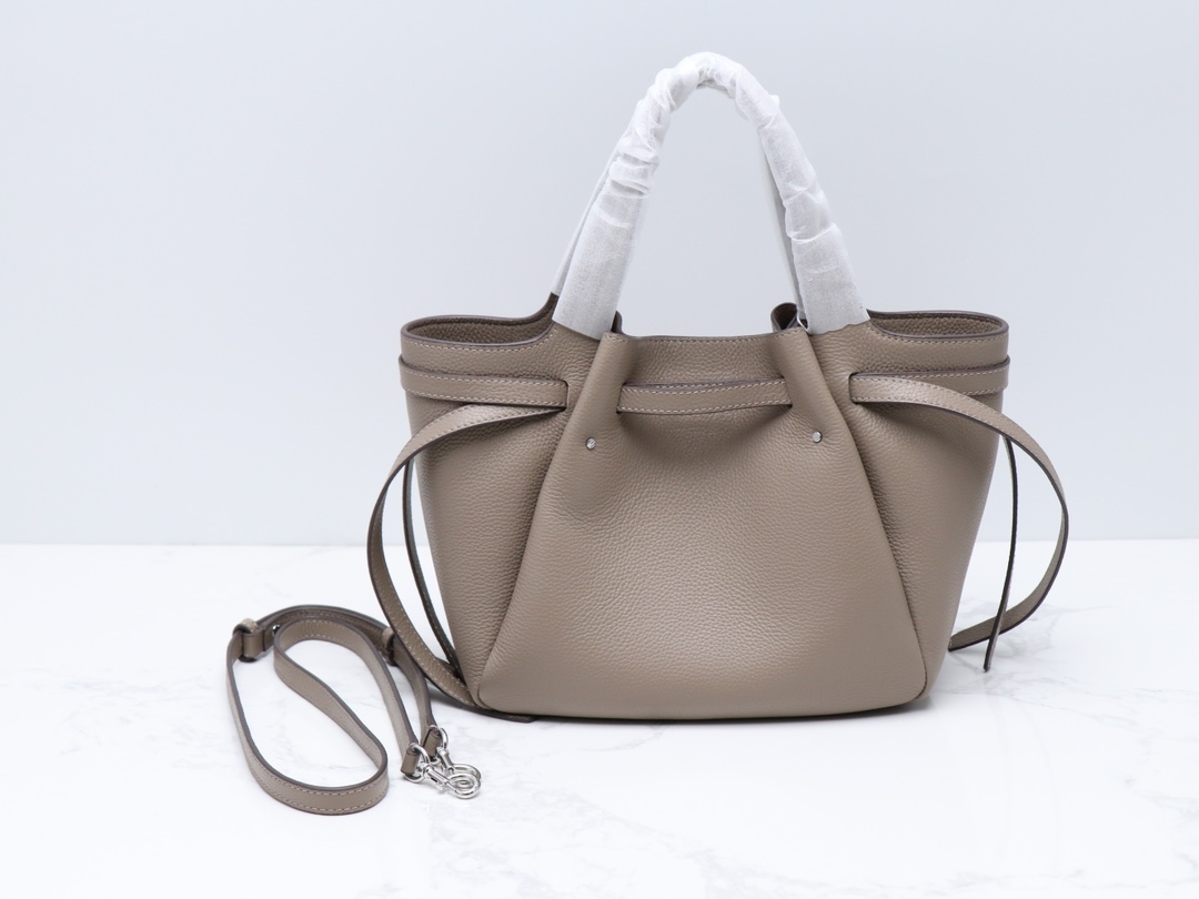 Tory Burch 最新款Tory brunch小罗米托特包采用柔软的卵石纹皮革制成 具有柔和收腰的轮廓
