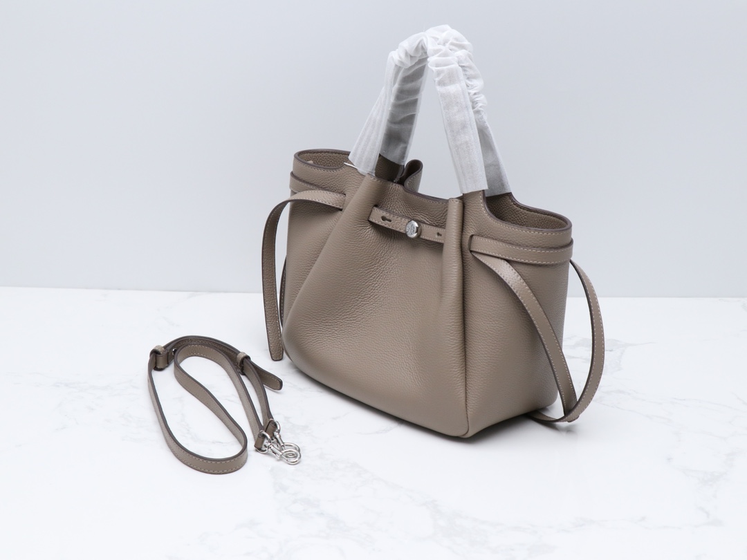 Tory Burch 最新款Tory brunch小罗米托特包采用柔软的卵石纹皮革制成 具有柔和收腰的轮廓