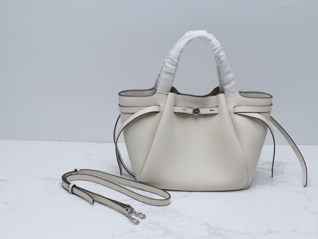 Tory Burch 最新款Tory brunch小罗米托特包采用柔软的卵石纹皮革制成 具有柔和收腰的轮廓
