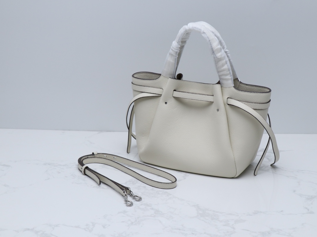 Tory Burch 最新款Tory brunch小罗米托特包采用柔软的卵石纹皮革制成 具有柔和收腰的轮廓