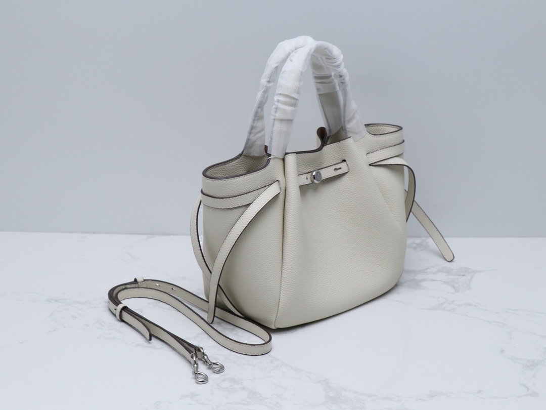 Tory Burch 最新款Tory brunch小罗米托特包采用柔软的卵石纹皮革制成 具有柔和收腰的轮廓