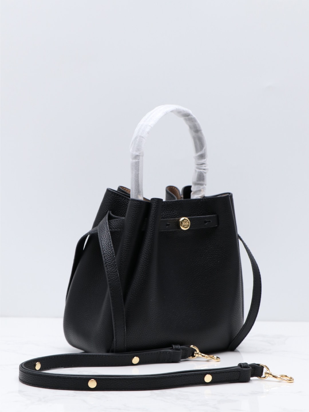 Tory Burch TB新款 166982 Romy 水桶包 精选柔软皮革 廓形灵巧 顶部巧妙收拢 富有质感