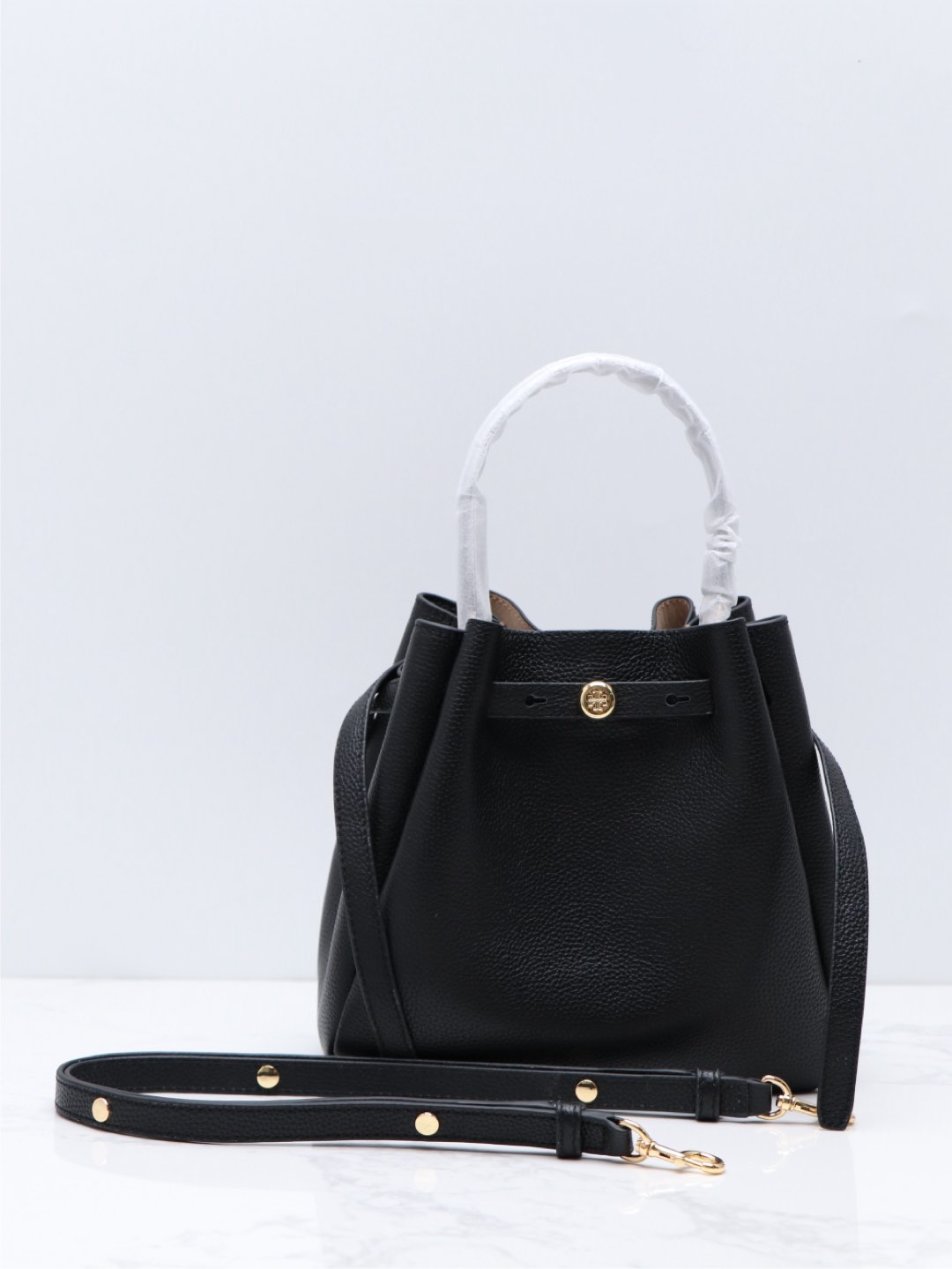 Tory Burch TB新款 166982 Romy 水桶包 精选柔软皮革 廓形灵巧 顶部巧妙收拢 富有质感
